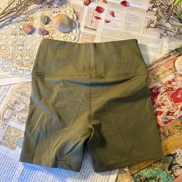 all in motion green bike shorts - Picture 2 of 2